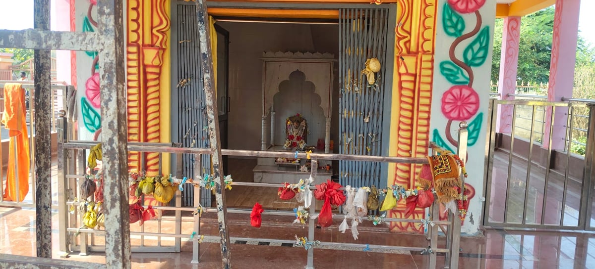 Lalitpur News: बालाजी  मंदिर से छत्र-मुकुट समेत घंटे और पीतल की मूर्तियां चोरी