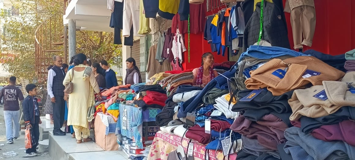 घुमारवीं बाजार में खरीदारी करने पहुंची महिलाएं। संवाद