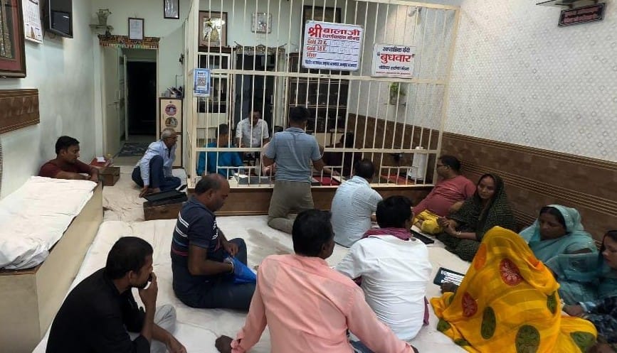 घोसिया बाजार में सर्राफा की खरीददारी करते लोग। संवाद