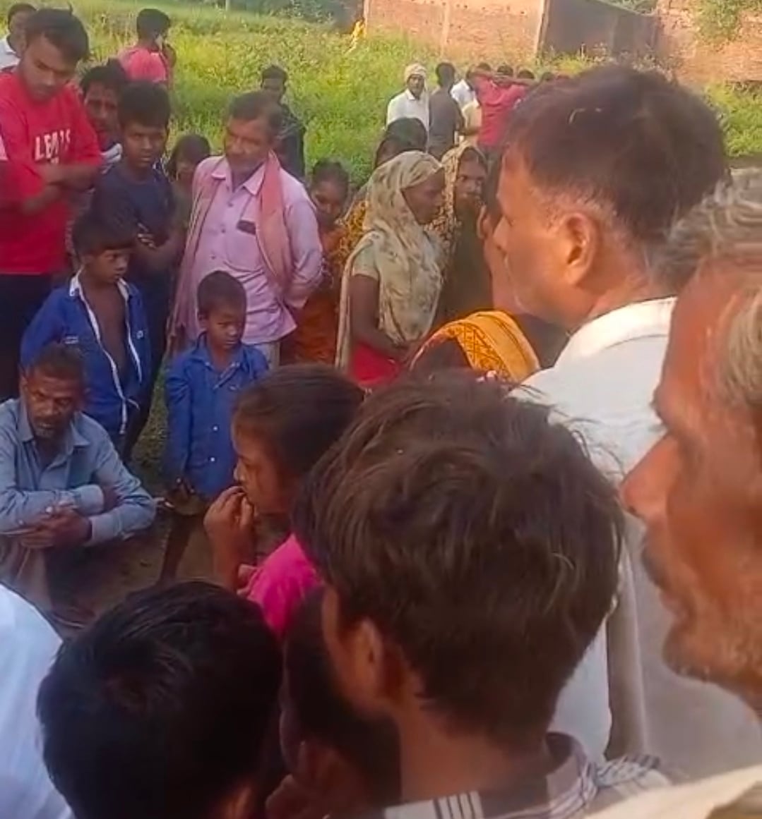 घटनास्थल पर मौजूद भीड़