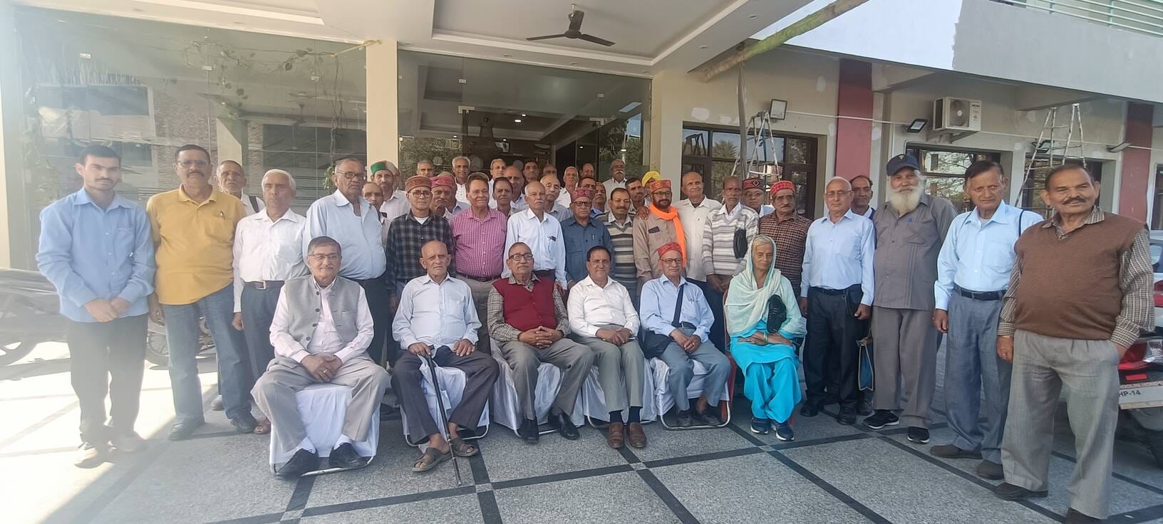 हिमाचल प्रदेश राज्य विद्युत परिषद लिमिटेड पेंशनर वेलफेयर एसोसिएशन घुमारवीं की बैठक में मौजूद पे
