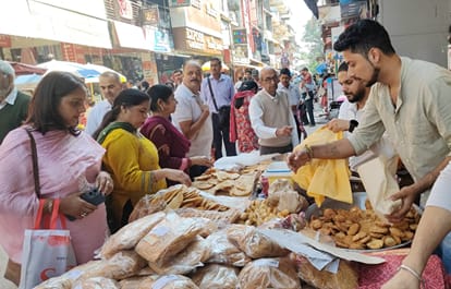 हमीरपुर बाजार में करवा चौथ पर्व पर सरगी की खरीदारी करती महिलाएं। संवाद