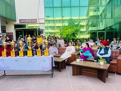 जीएनजी कॉलेज प्रबंधन समिति सदस्य, प्राचार्या व प्राध्यापकों के साथ विजेता छात्राएं। संस्थान