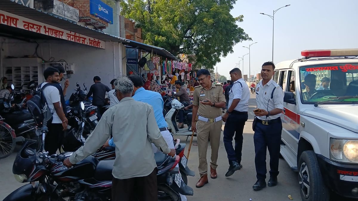 Bhadohi News: जंगीगंज बाजार में पटरी पर खड़े वाहनों का किया चालान