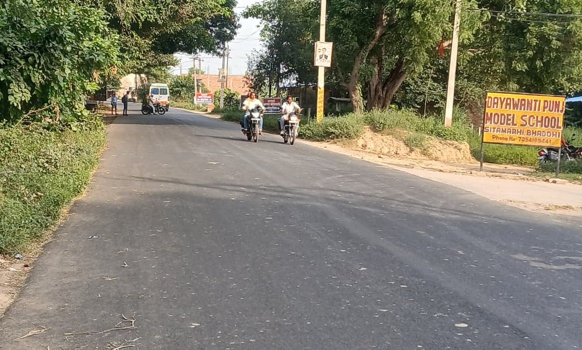 Bhadohi News: स्कूलों के सामने से ब्रेकर-जेब्रा काॅसिंग की छुट्टी