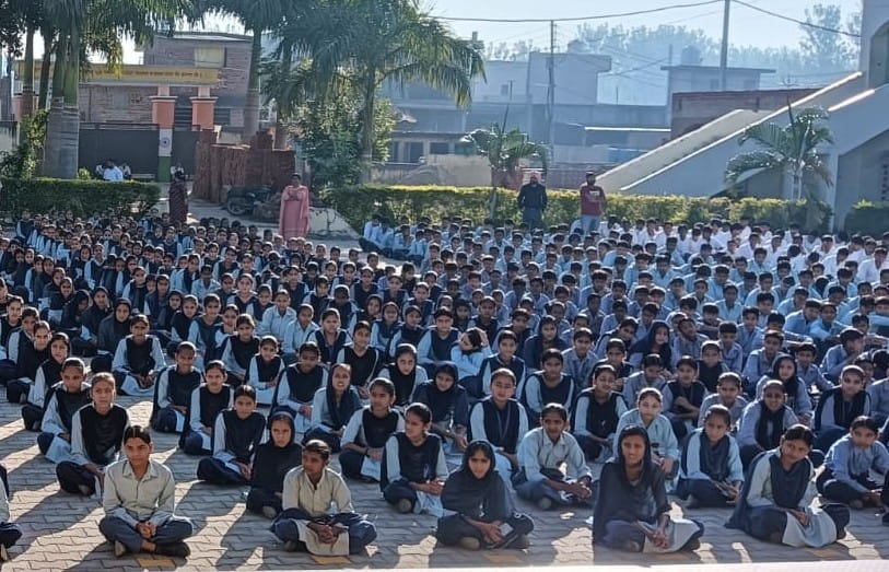 जागरूकता शिविर के दौरान मौजूद विद्यार्थी व शिक्षक। संवाद