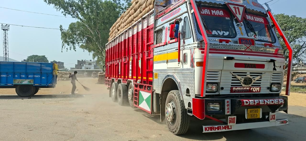 जगाधरी अनाजमंडी से धान की बोरियां लेकर जाता ट्रक। संवाद