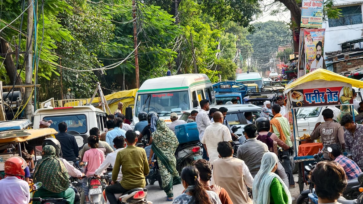 Ballia News: पार्किंग नदारद, सड़क पर वाहनों का डेरा, 40 मिनट जाम में फंसीं 3 एंबुलेंस व 2 स्कूली बसें