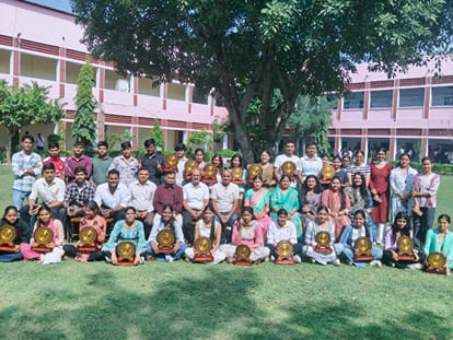 जनता कॉलेज में विद्यार्थियों को सम्मानित करते हुए स्टाफ सदस्य।