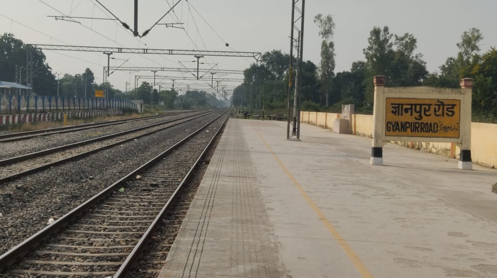 ज्ञानपुर रोड रेलवे स्टेशन का प्लेटफार्म। संवाद