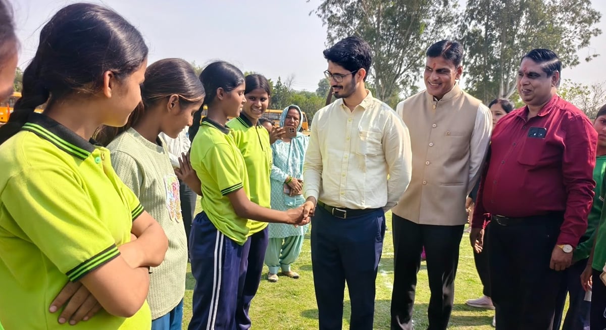 Noida News: जेवर ब्लॉक की खेलकूद प्रतियोगिता में बच्चों ने दिखाया दम
