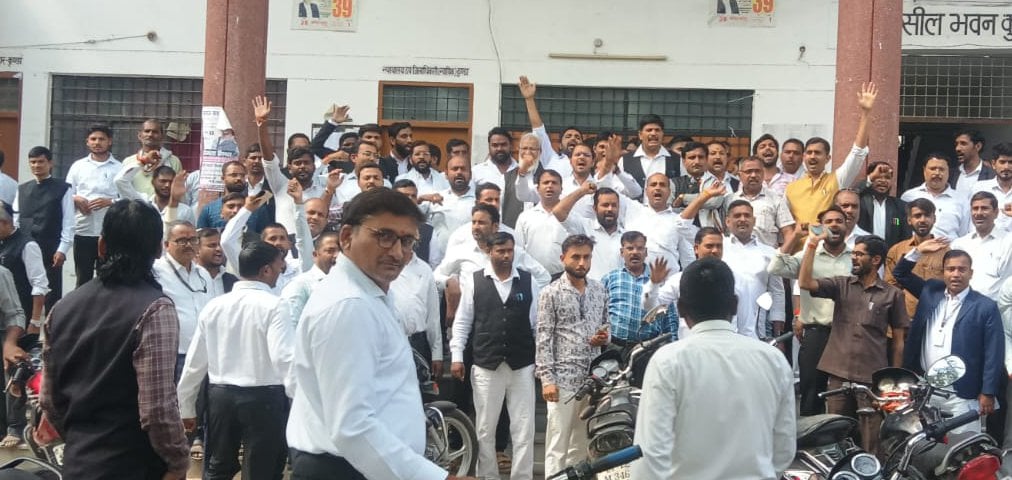 Pratapgarh News: साथी की पिटाई से नाराज अधिवक्ताओं ने कार्य बहिष्कार कर किया प्रदर्शन, तीन आरोपी गिरफ्तार