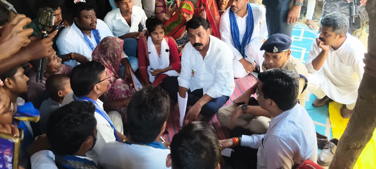 Prayagraj News: अचानक इसौटा गांव पहुंचे चंद्रशेखर, पीड़ित परिवार को बंधाया ढांढ़स