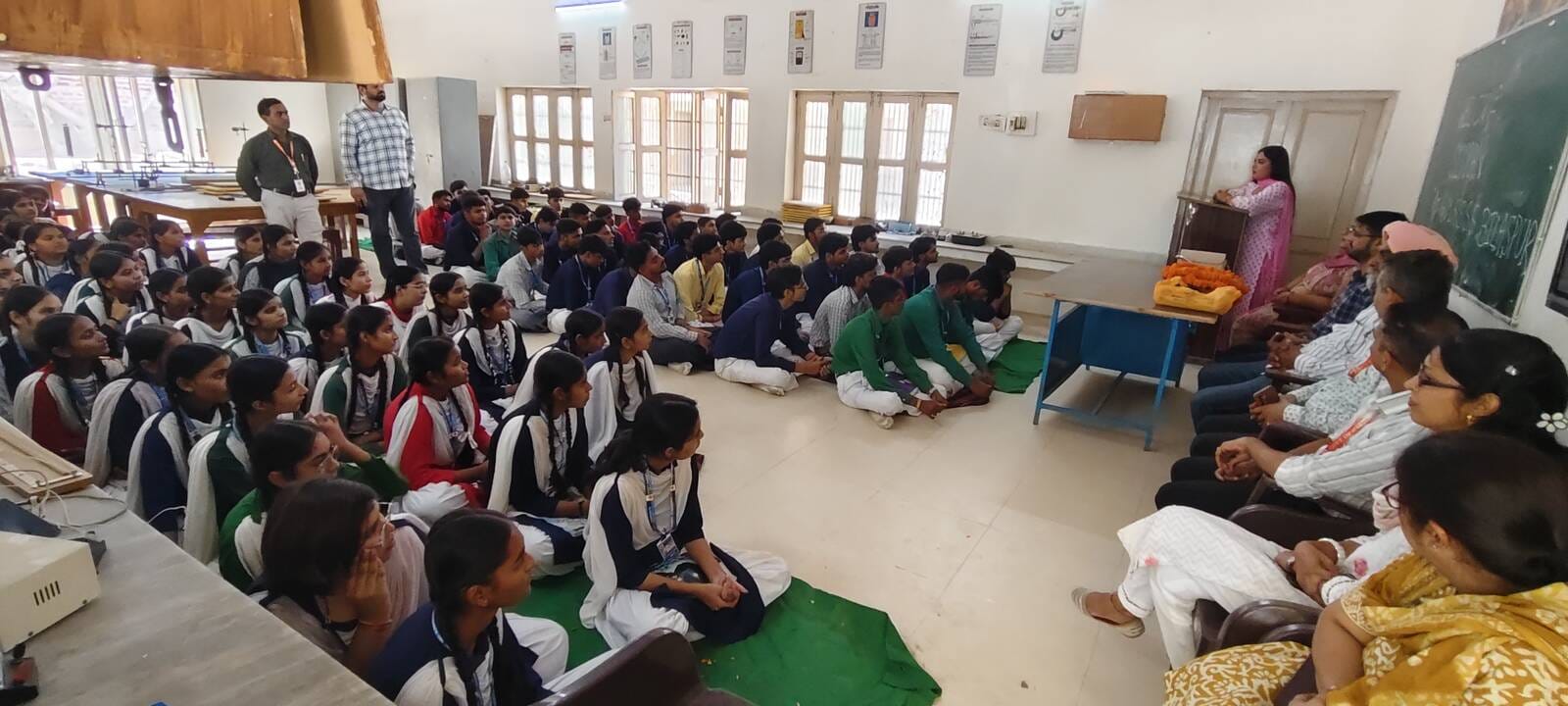 कार्यक्रम के दौरान विद्यार्थियों को संबोधित करती मुख्य वक्ता। स्कूल