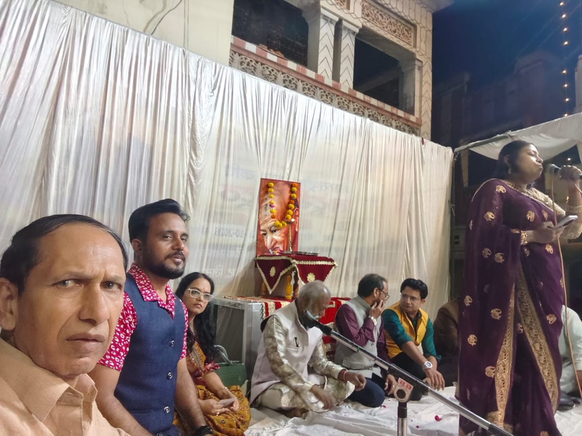 Jhansi News: कवियों ने रचनाओं से बिखेरी काव्य की छटा