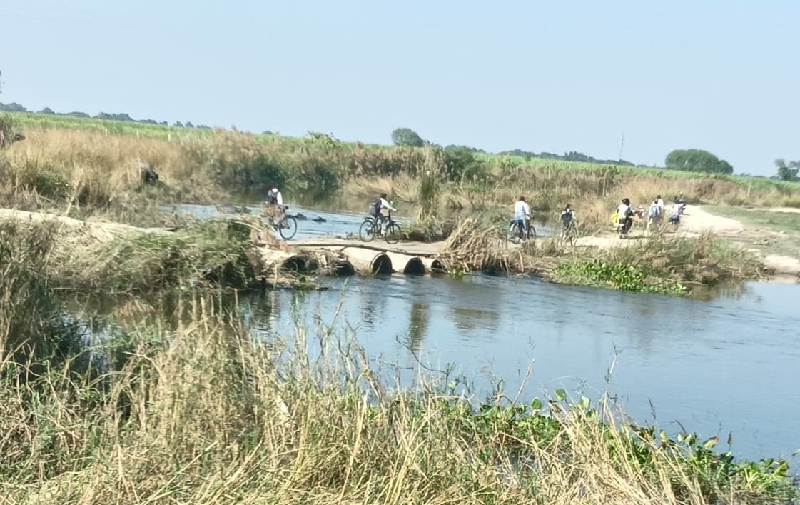 Azamgarh News: आश्वासनों के पुल बांधकर डलवाए वोट, सड़कें आज तक नहीं बनीं