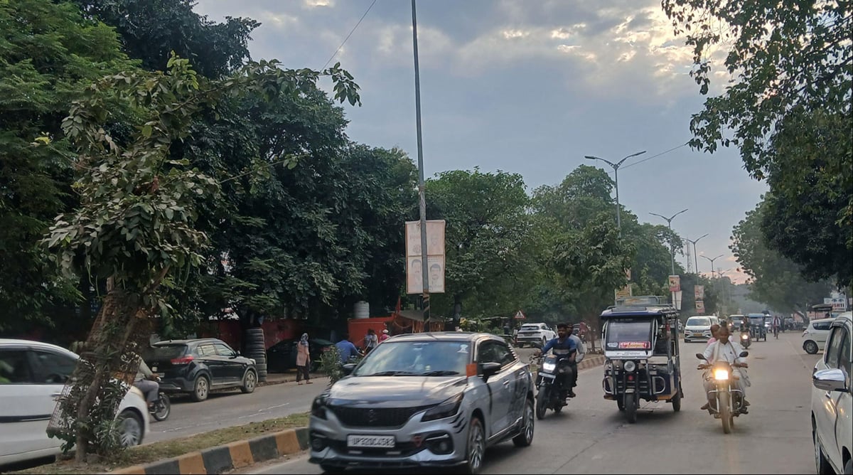 Gonda News: मौसम का बदला मिजाज, फसल सहेज रहे किसान