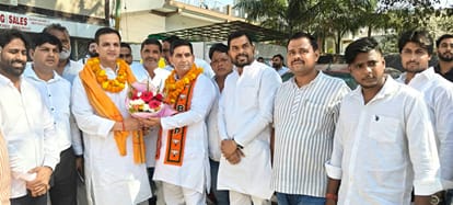 लावड़ - लावड़ में भाजपा ओबोसी मोर्चा के नव नियुक्त जिलाध्यक्ष रवि चौधरी का स्वागत करते भाजपाई। 