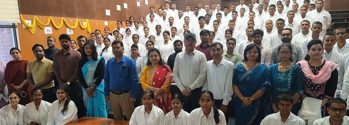 Gonda News: एमबीबीएस के नवप्रवेशित विद्यार्थियों के लिए व्हाइट कोट सेरेमनी