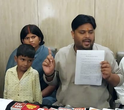 मीरा अपने बच्चे के साथ व जानकारी देते कांग्रेस नेता।