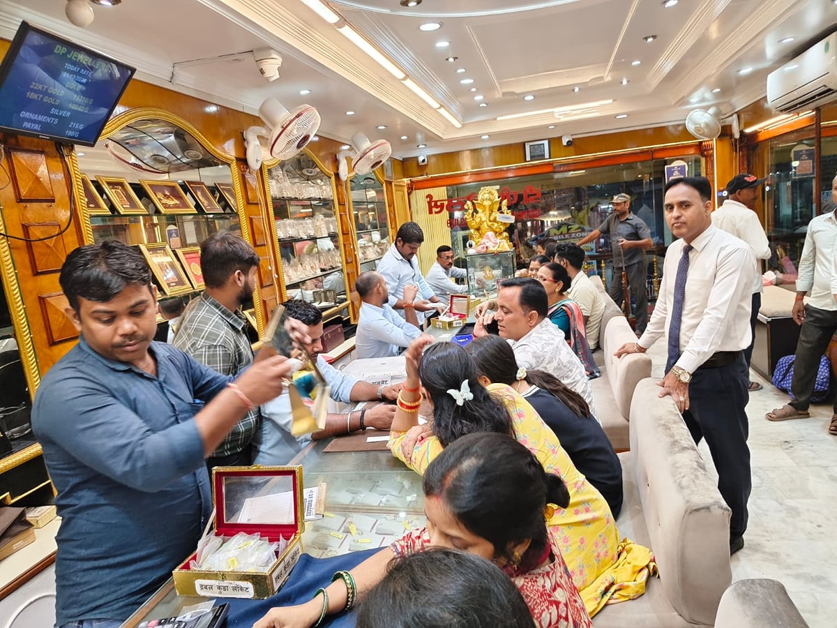 Ballia News: धनतेरस पर चमकेगा सोना-चांदी का बाजार, गहनों के लिए एडवांस बुकिंग शुरू