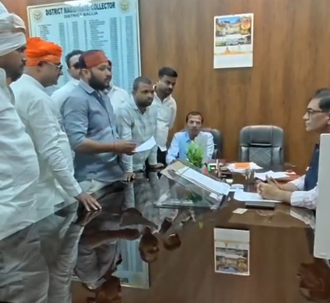 Ballia News: दो साल से तिरपाल से ढकी महाराणा प्रताप की प्रतिमा
