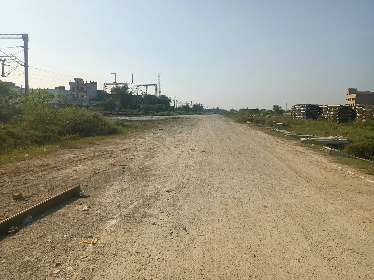 Sant Kabir Nagar News: तीसरी लाइन को रफ्तार, सुरक्षा दीवार भी तैयार