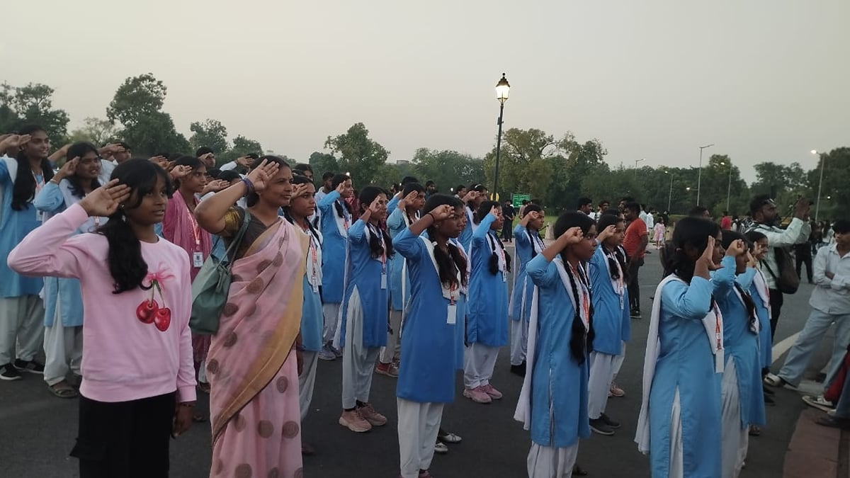 Sonebhadra News: इंडिया गेट पर नेताजी की प्रतिमा को सलामी, राष्ट्रीय प्राणी उद्यान भी देखा