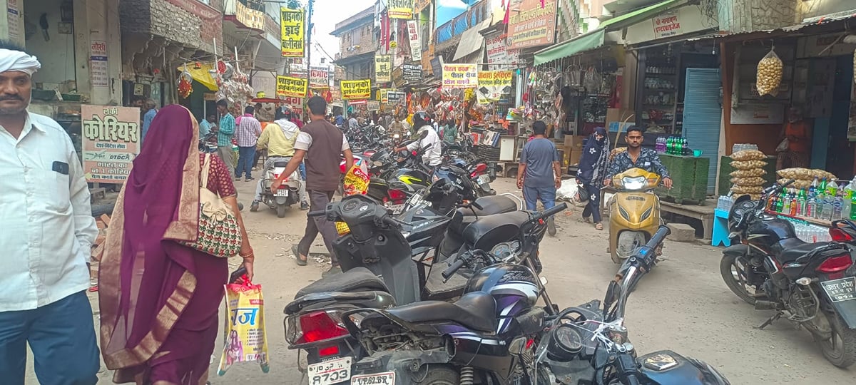 Jaunpur News: 7 मीटर चौड़ी सड़क में से 4 मीटर में बाइकें खड़ीं, सिर्फ 3 मीटर में हो रहा आवागमन