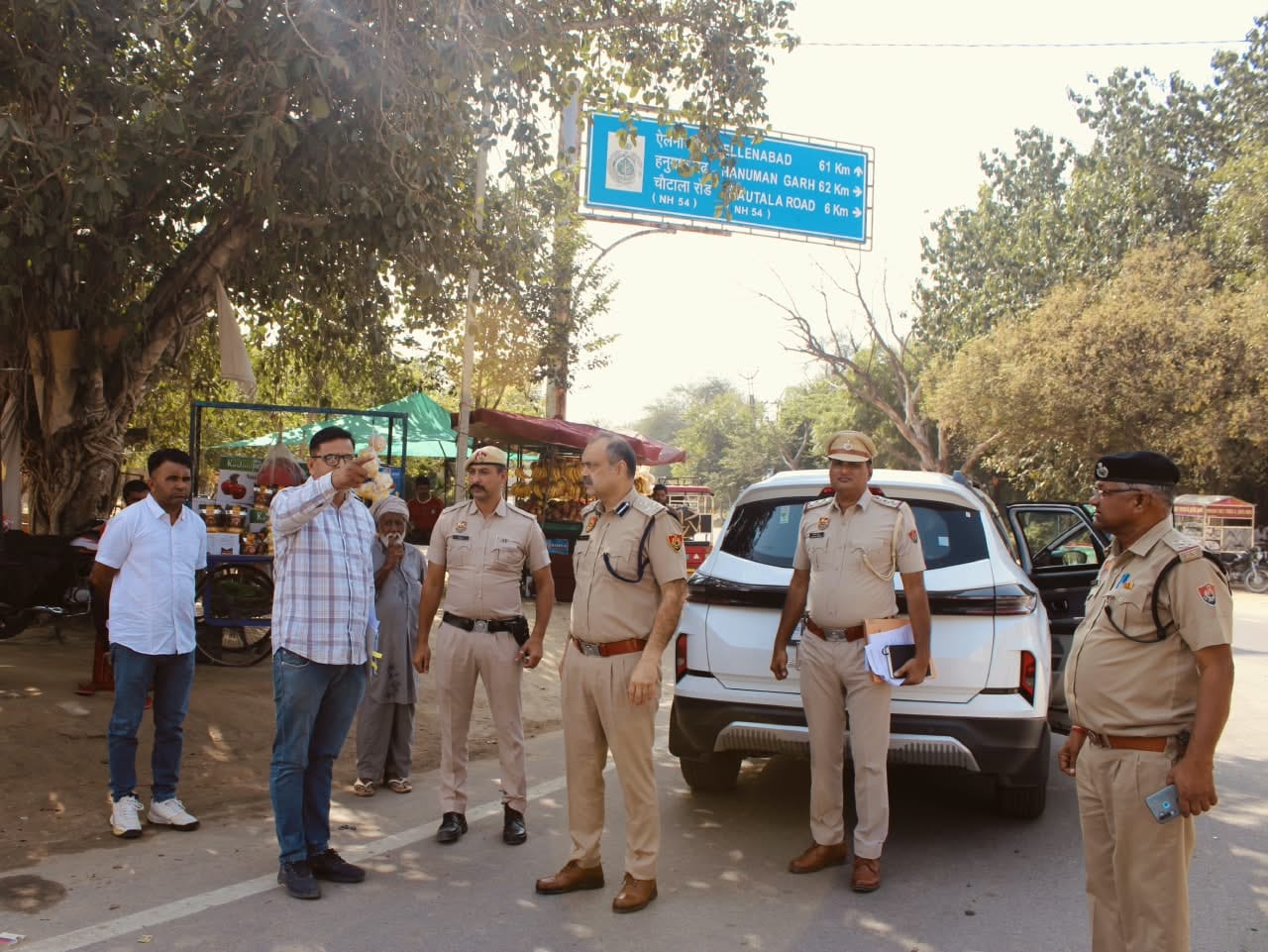 पंजाब सीमा पर सुरक्षा व्यवस्था का जायजा लेते डीआईजी मनबीर सिंह।