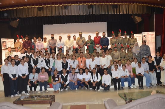 पुलिस शहीदी स्मृति दिवस के दौरान मौजूद एसपी, छात्राएं व शिक्षक। संस्थान