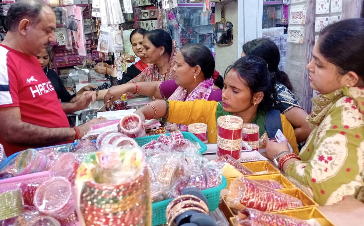 Pratapgarh News: करवा चौथ पर भीड़, पार्लरों में सजने-संवरने पहुंचीं सुहागिनें
