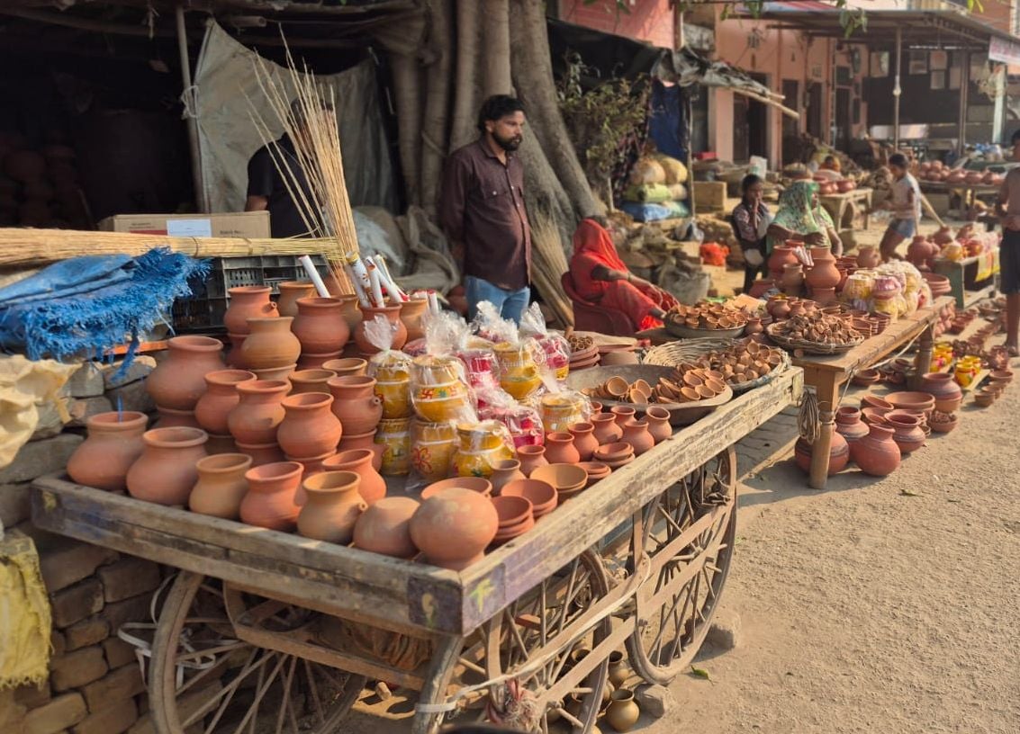 Budaun News: करवा चौथ के पूजन के लिए कुम्हारों ने तैयार किए करवा