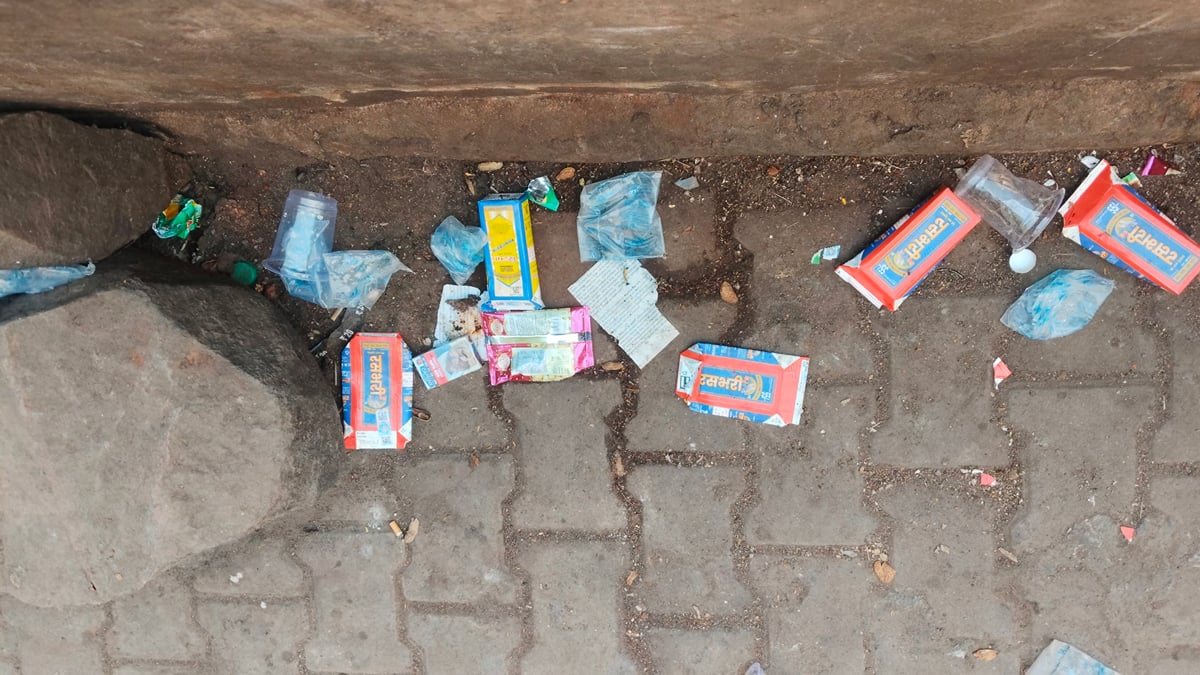 Lalitpur News: चिंतन पार्क बना शराबियों का अड्डा, परिसर में पड़े मिले शराब के खाली पाउच
