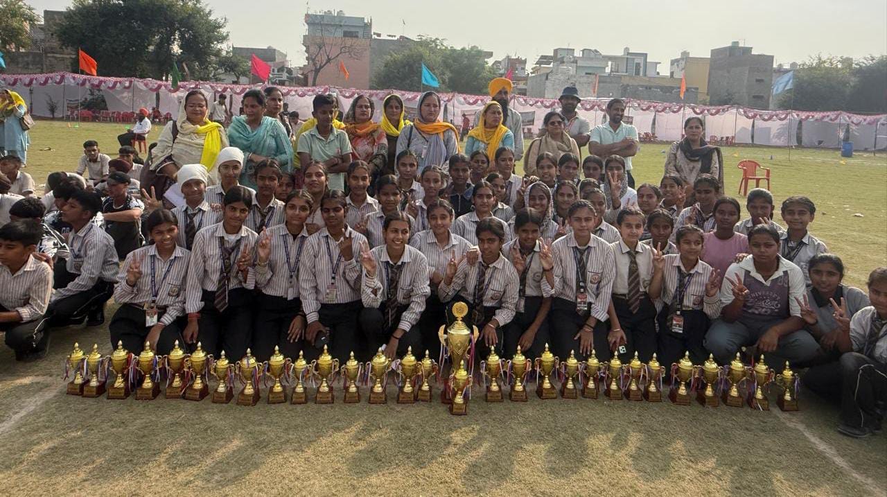 प्रतियोगिता की विजेता टीम के साथ मौजूद कोच व शिक्षक। संस्थान