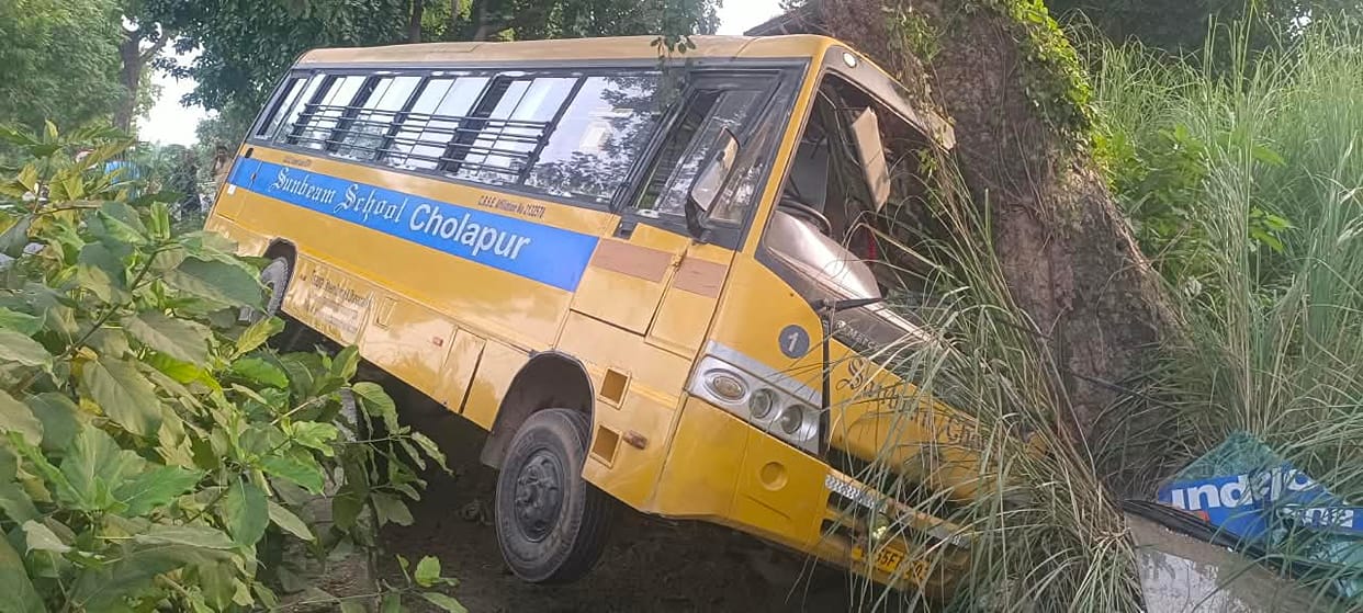 School bus hit a tree, fell into a ditch, one student injured