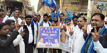 रॉबर्ट्सगंज बढ़ौली चौक पर साइकल यात्रा पर निकले बसपा कार्यकर्ता बृजेश कुमार हंसा का स्वागत करते
