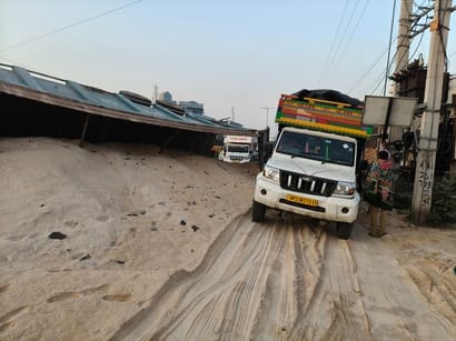 रोहतक भिवानी मार्ग पर पलटा हुआ ट्राला
