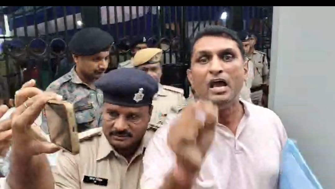 Bihar News : Five counting agents detained creating ruckus  counting hall.