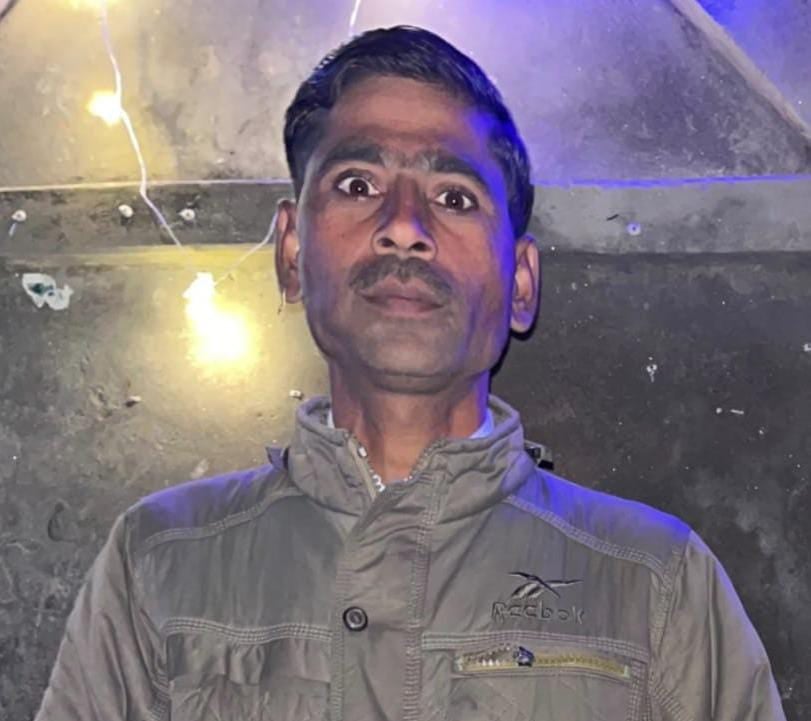 Hathras News: ट्रक की टक्कर से ट्रैक्टर पलटा, धान की बोरियों में दबकर चालक की मौत