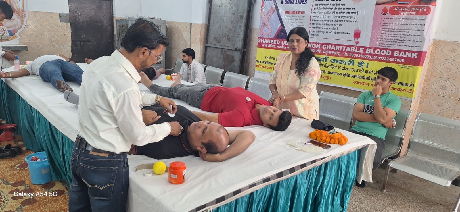 रक्तदाताओं को बैज लगाकर हौसला बढाते फाउंडेशन के पदाधिकारी। संवाद