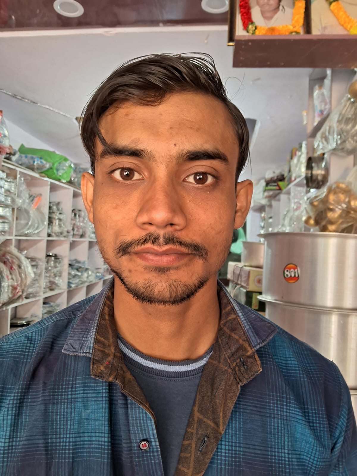 Kaushambi News: करवा चौथ के लिए महिलाएं खरीद रहीं पूजन, बाजारों में भीड़