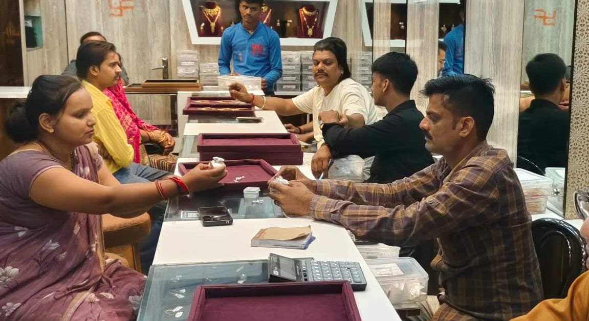 Lalitpur News: करवाचौथ पर बढ़ी चांदी के करवा की मांग, पति भी खरीद रहे रिटर्न गिफ्ट