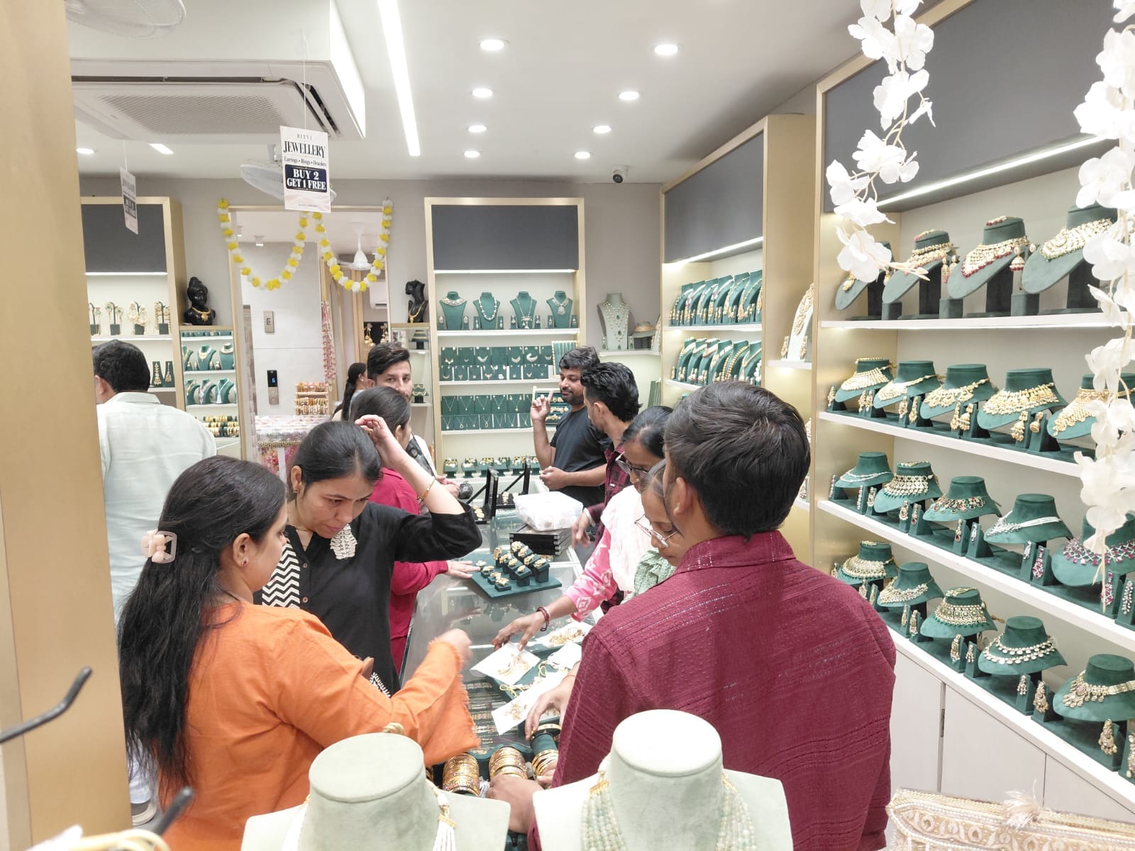 सिरसा। करवा चौथ की तैयारी के लिए खरीदारी करती हुई महिलाएं। संवाद