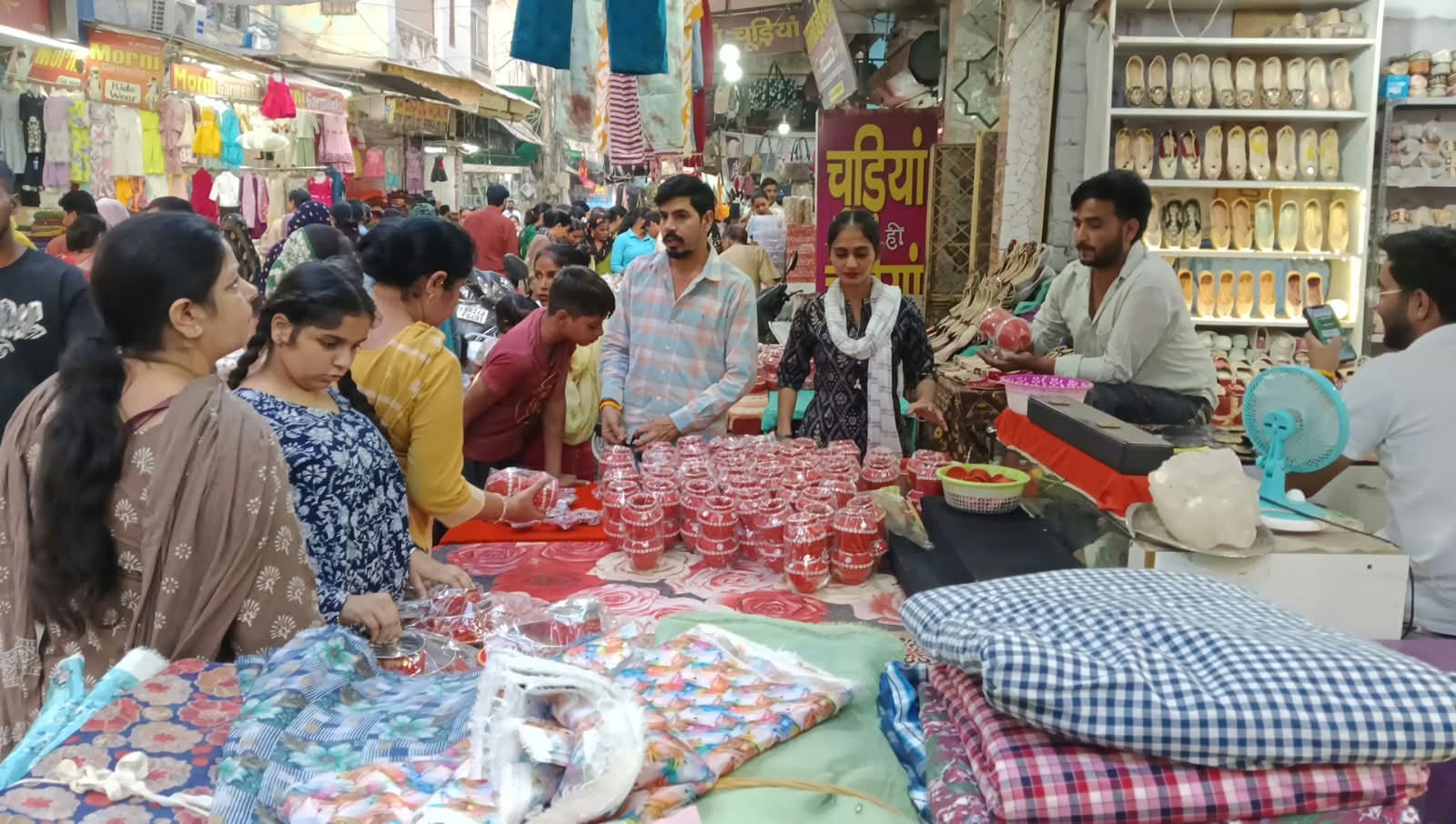 सिरसा। करवे व पूजा की सामग्री खरीदती हुए महिलाएं। संवाद
