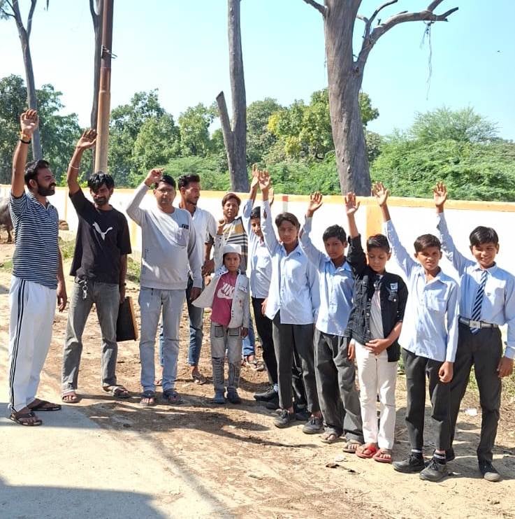 Meerut News: सरधना में सूखे पेड़ों से खतरा, लोगों ने मांगी कार्रवाई