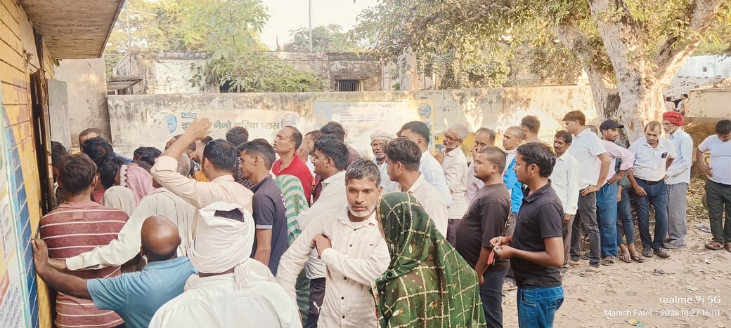 Prayagraj News: डीएपी खाद की बिक्री शुरू होते ही लगी भीड़