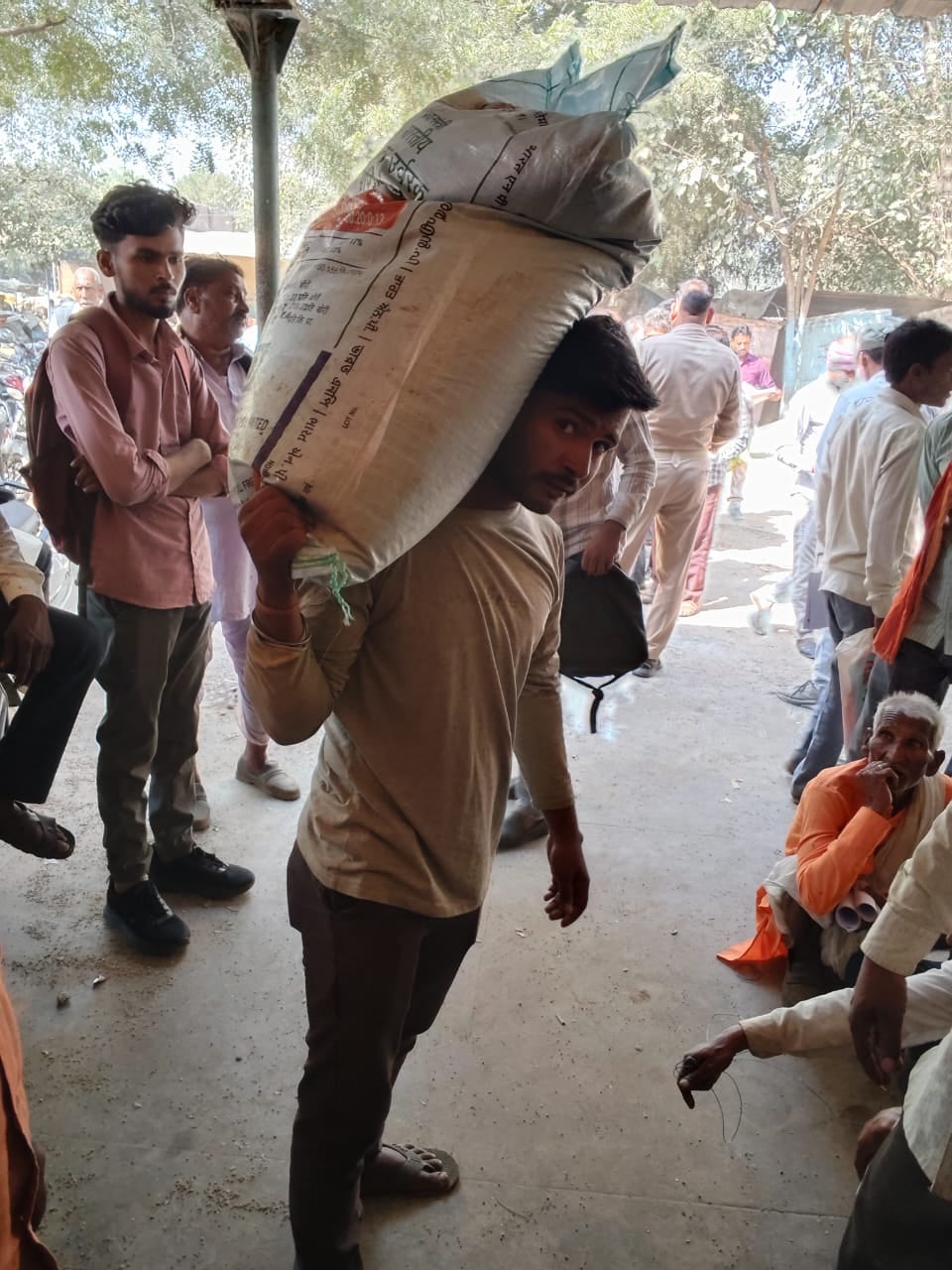 Lalitpur News: सचिवों की हड़ताल जारी, डीएम ने टीम लगाकर 10 समितियों पर कराया वितरण