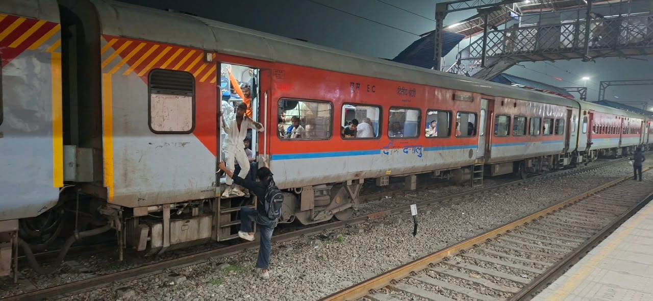 स्टेशन पर खड़ी ट्रेन में चढ़ते यात्री। संवाद