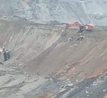 SECL कुसमुंडा में KNRCL कंपनी का 100 टन डंपर पलटा,